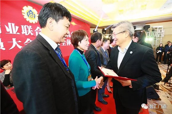 熱烈祝賀智匯門道集團(tuán)總裁隋小麗當(dāng)選中華全國工商聯(lián)五金機(jī)電商會副會長